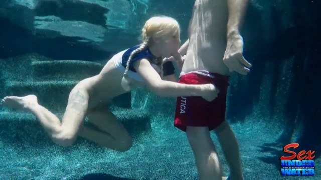 Реальный русский секс в бассейне в воде